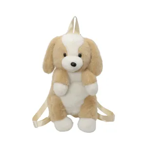 Détail de sac à dos chien peluche, fausse fourrure douce, design bicolore, pour enfants.