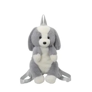 Gros plan detaille du sac a dos en peluche grise et blanche montrant la texture douce.
