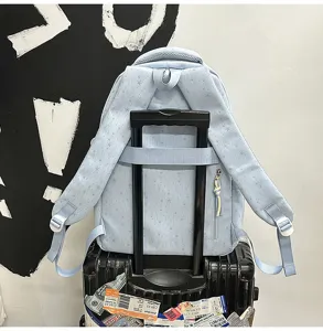 Zaino da viaggio azzurro con stampa di stelle e cinghia per valigia per la scuola.