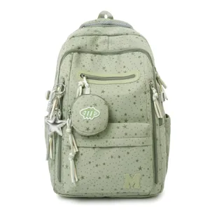 Dettaglio zaino verde chiaro con motivo di stelle, borsa scolastica multifunzione con simpatici ciondoli.
