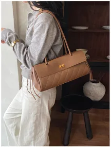 Vintage quilted PU leather shoulder bag for women, stylish horizontal commuter handbag.