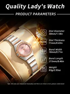 Gros plan détaillé de la montre quartz femme strass avec cadran rose et bracelet métal.