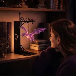 Detailansicht der Fantasy Drachen Regal Lampe mit leuchtendem violetten Drachen und Halterung.