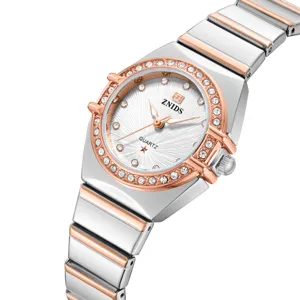 Montre quartz femme élégante avec lunette en strass, bracelet bicolore et cadran raffiné.