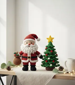 Ensemble de poupées Père Noël et sapin de Noël au crochet, joli décor de bureau festif.