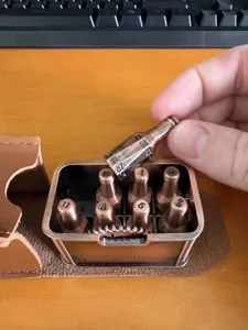 Mini metalen bierfles dobbelset met draagbare lederen etui, creatief tafelspiel.