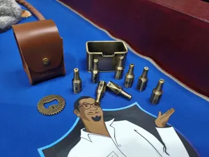 Gedetailleerd overzicht van creatieve minibierfles metaaldobbelstenen set met etui.