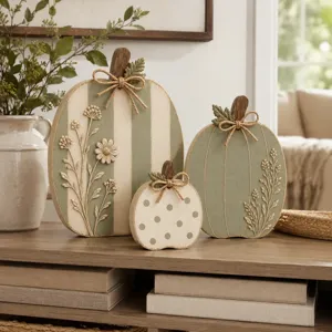 Rustikales Kürbis Deko Set aus Holz für herbstliche Tischdekoration und Erntedankfest Einrichtung.