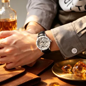 Orologio da uomo meccanico automatico di lusso con quadrante scheletrato e cinturino in pelle.