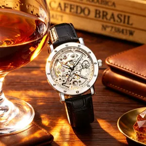 Elegante orologio uomo meccanico scheletrato automatico di lusso con cinturino pelle.