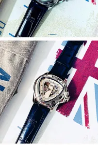 Detailansicht der einzigartigen dreieckigen Skelett-Herrenuhr mit schwarzem Lederarmband.