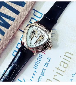 Herren Dreieck mechanische Uhr mit skelettiertem Zifferblatt und schwarzem Lederarmband.