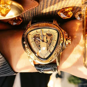 Modische Winner mechanische Herrenuhr mit goldenem Dreiecksgehäuse und schwarzem Armband.
