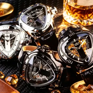 Herren dreieckige skelettierte mechanische Uhr mit Lederarmband, stilvolles Luxusdesign.