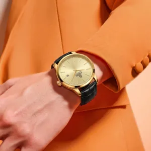 Montre automatique pour homme avec cadran doré et date, bracelet en cuir noir pour le travail.
