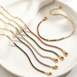Primo piano dettagliato di collane e bracciali con catena in oro e strass colorati, stile.
