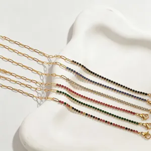 Collana con catena graffetta e strass tennis colorati, dettaglio di gioielli impilabili in acciaio inox.