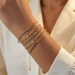 Eleganti bracciali a catena dorata multistrato impreziositi da pietre di zircone colorate.