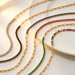 Primo piano dettagliato di eleganti collane multistrato in acciaio e zirconi multicolore.