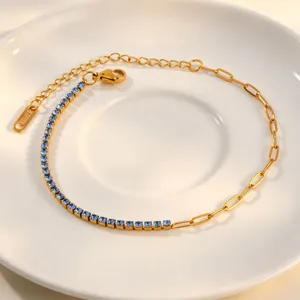 Squisito bracciale in acciaio titanio dorato con zirconi blu, gioiello trendy ed elegante.
