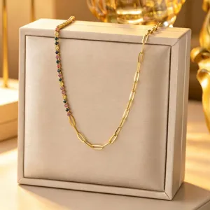 Elegante collana in acciaio al titanio con pietre zirconi colorate e maglie di catena alla moda.