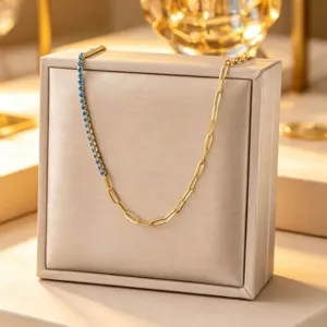 Primo piano dettagliato della collana bicolore con zirconi blu e catena dorata.
