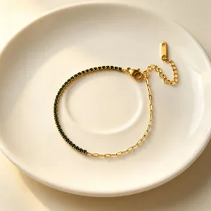 Bracciale a catena dorato elegante con dettagli di pietre in zircone verde primo piano
