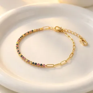 Elegante bracciale placcato in oro con zirconi multicolori e maglie di catena chic.