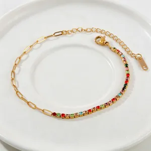 Vista dettagliata di un elegante bracciale in acciaio al titanio dorato con zirconi.