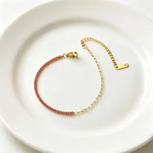 Squisito bracciale in acciaio al titanio placcato oro con zirconi rosa scintillanti e catena chic.
