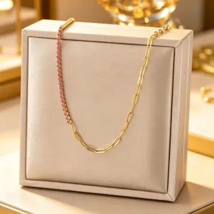 Collana elegante in acciaio al titanio dorato con zirconi rosa e maglie catena moderne.