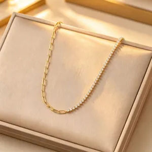 Dettaglio squisito della collana tennis a metà clip e metà zircone, molto elegante.