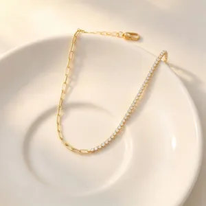 Squisita collana mezza catena e tennis di cristallo, elegante design in acciaio dorato.