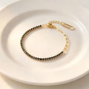 Elegante bracciale in oro con mezza pietra e zirconi scuri scintillanti e catena fine.