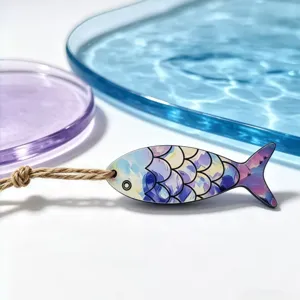 Holziger bunter Fisch Anhänger Detailansicht, abstrakte Schuppen und rustikale Kordel.