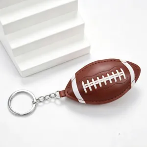 Portachiavi a forma di pallone da football in pelle PU con morbida imbottitura e anello.