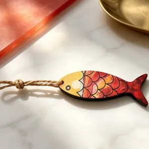 Kreativer bunter Holz-Fisch Schlüsselanhänger, Detailansicht mit künstlerischem Graffiti.