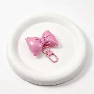 Rosa gepolsterter Leder-Schleifen-Schlüsselanhänger, glänzendes PU-Taschenanhänger-Accessoire.