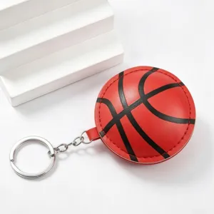 Primo piano dettagliato del portachiavi in pelle PU a forma di pallacanestro rossa.