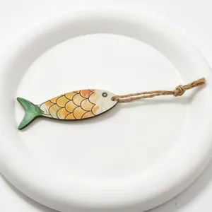 Holzfisch Schlüsselanhänger Detail mit bunten gemalten Schuppen und Hanfseil Aufhängung