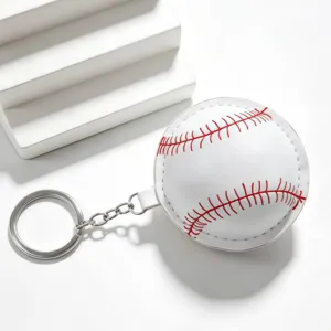 Primo piano del portachiavi da baseball, morbida palla in PU con anello e catena.