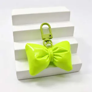 Neon gruener gepolsterter PU Leder Schleifen Schluesselanhanger, stylischer Taschenanhanger.