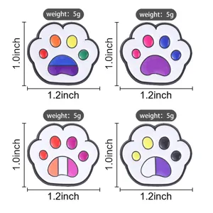 Broche émail patte de chat drapeau arc-en-ciel LGBT fierté badge métal vue détaillée.