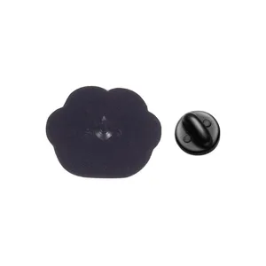 Broche en metal patte de chat vue arriere et accessoire d'epingle de securite en detail