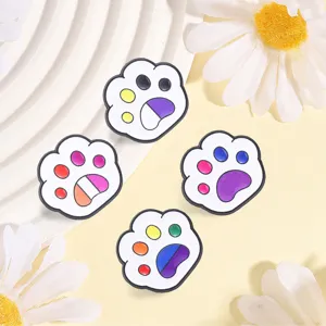 Gros plan sur les broches émaillées patte de chat arc-en-ciel colorées, accessoires en métal LGBT.
