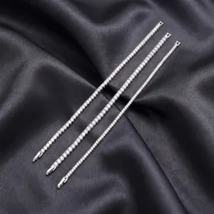 Vue détaillée de bracelets tennis étincelants en argent sterling pour un style élégant.
