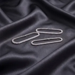 Charmant bracelet tennis en argent 925 plaqué or blanc avec des pierres étincelantes.