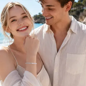Gros plan du bracelet tennis étincelant en diamants de laboratoire porté au poignet par la dame.