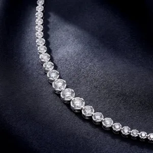 Vue rapprochée détaillée d'un bracelet tennis étincelant en argent avec diamants.
