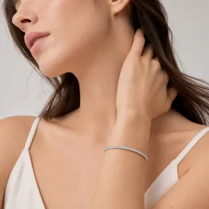Gros plan détaillé d'un bracelet tennis étincelant avec des zircons sur le poignet.